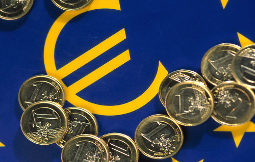 MOnedas sobre el símbolo del euro