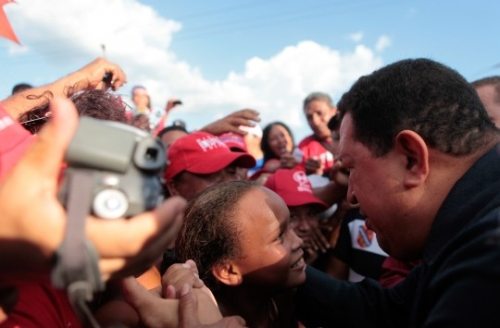Hugo Chávez entre la multitud