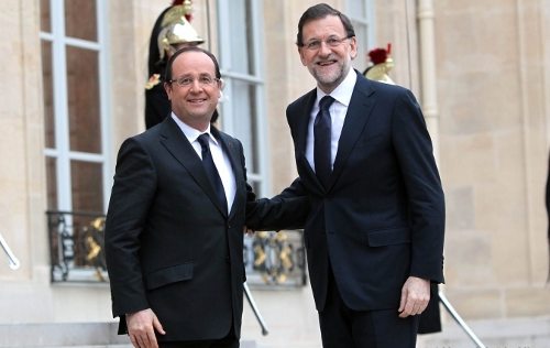 Rajoy y Hollande se saludan en la puerta del Palacio del Elíseo