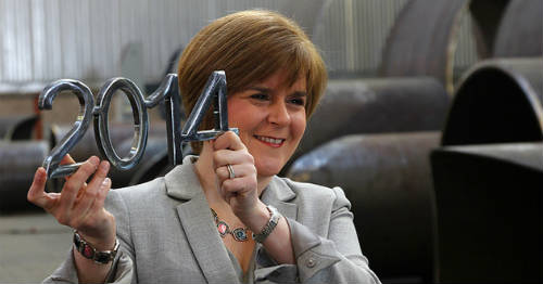 Una diputada escocesa muestra la fecha del referendum