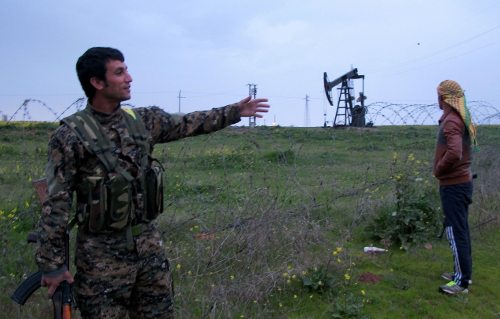 Un soldado señala hacia la refinería
