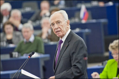 Simon Peres hablando en el hemiciclo de Estrasburgo
