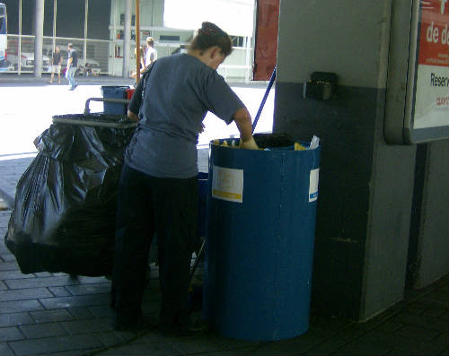 Mujer limpiando en estación autobuses