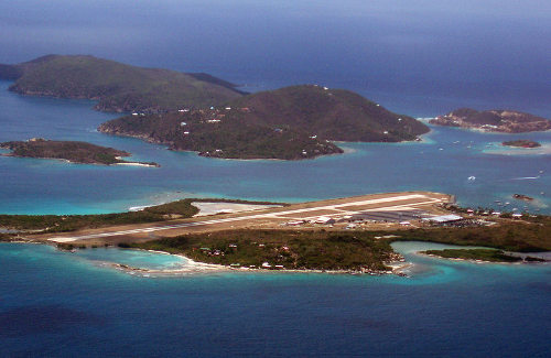 La pista atraviesa la isla y sale al mar