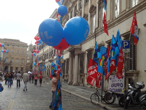 Globos en una manifestación de sindicatos en Roma