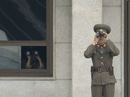 Militares norcoreanos en un control mirando por los prismáticos
