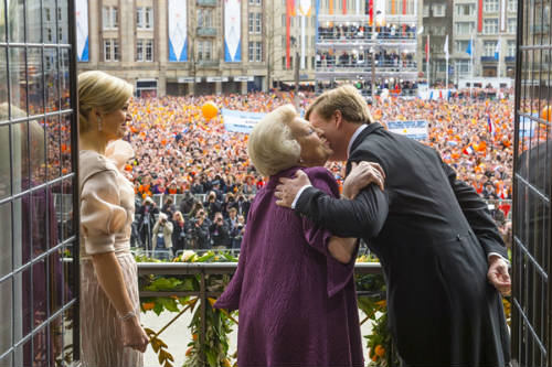 Guillermo de Holanda saluda a ex Reina Beatriz