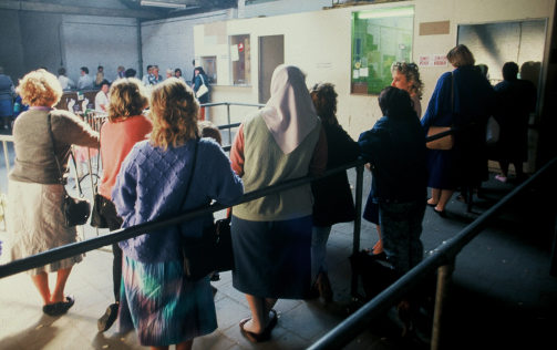 Mujeres esperando en una oficina del paro