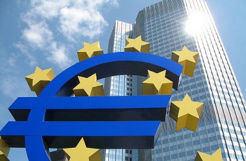 Fachada del BCE con la escultura del euro