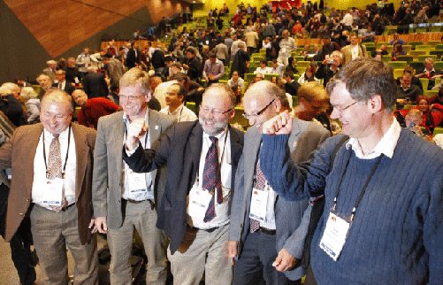 Científicos celebrando el descubrimiento del bosón de Higgs