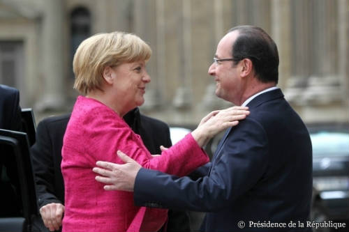 Hollande y Merkel se saludan