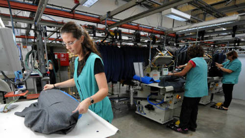 Trabajadoras en una empresa textil