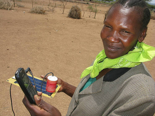 Un hombre en África con teléfono móvil