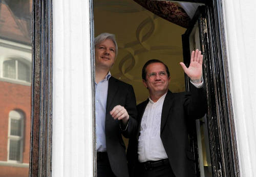 Assange y ministro ecuatoriano en balcón embajada en Londres
