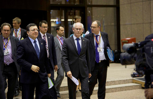 Barroso y Van Rompuy salen seguidos por varias funcionarios