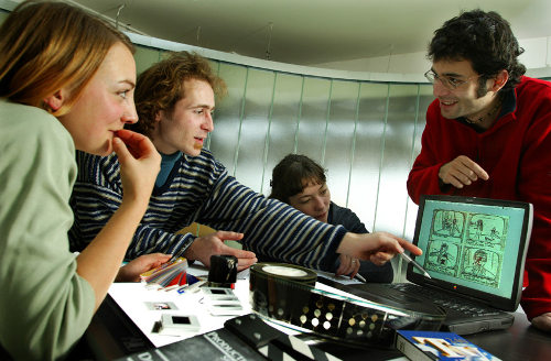 Varios jóvenes ante un ordenador