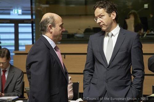Luis de Guindos y Jeroen Dijsselbloem hablan relajados en un alto del Ecofin