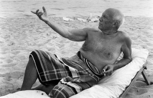 Picasso posando en la playa