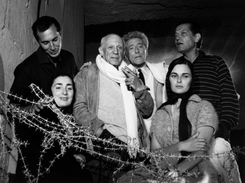Picasso rodeado de los actores de una película, una de ellos, Lucía Bosé