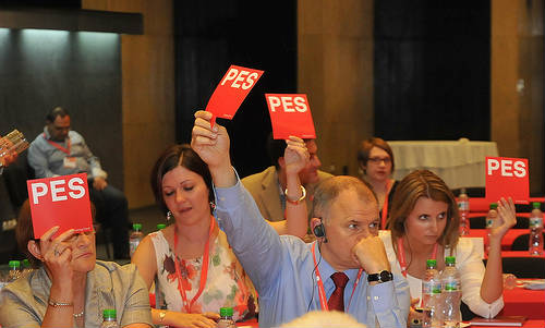 Miembros del PSE votando