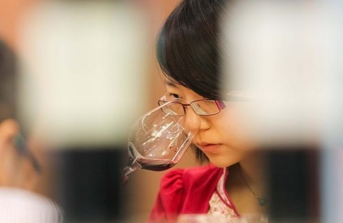 Un mujer china cata un vino