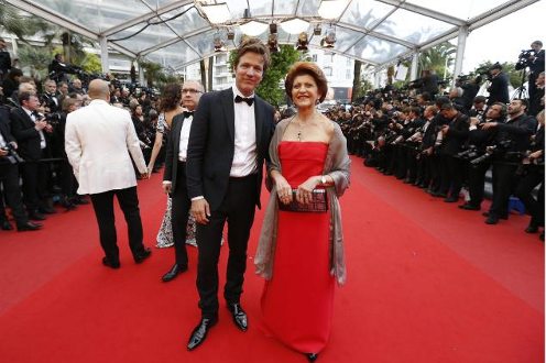 Thomas Vinterberg y Androulla Vassiliou en alfombra roja Cannes