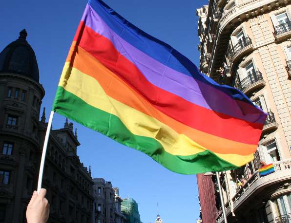 Una bandera gay ondea en Madrid