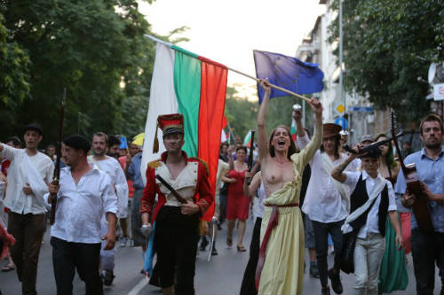 Manifestaciones en Sofia emulando la Revolución francesa