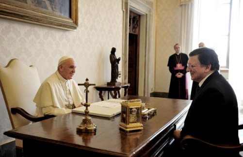 Francisco y Barroso hblando ante una mesa de despacho