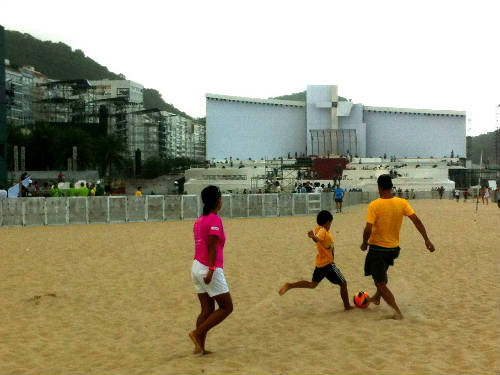 Niños jugando en las playas de Río de Janeiro