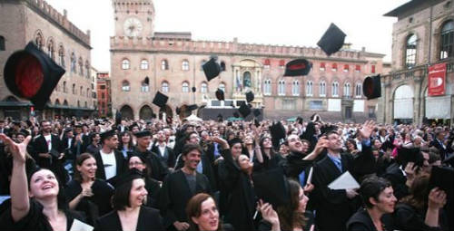 Estudiantes lanzando birretes al aire