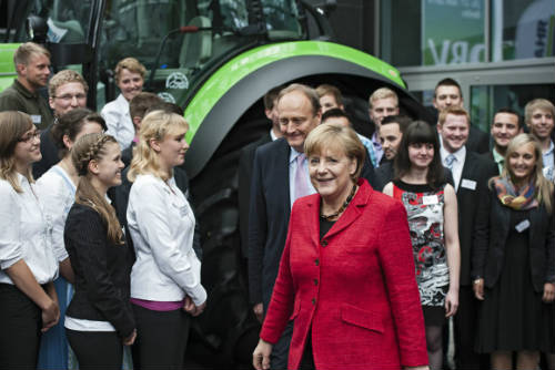Angela Merkel entre un grupo de jóvenes