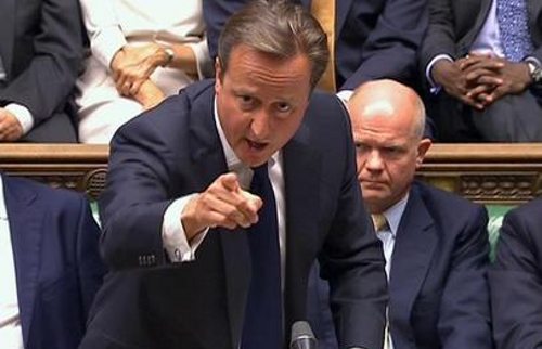 Cameron afirma con el dedo en el debate en el parlamento