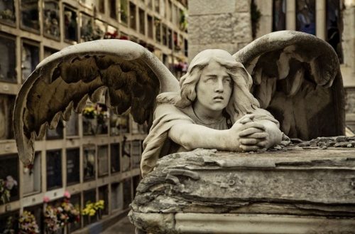Figura de un ángel en el Cementerio de Montjuic (Barcelona)