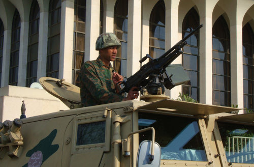 Un soldado armado en un carro acorazado