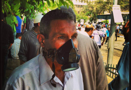 Manifestantes egipcios con máscaras antigas