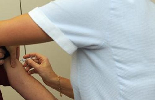 Una enfermera poniendo una vacuna