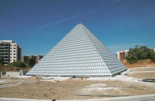 Panteón en forma de pirámide en construcción