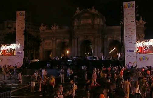 Puerta de Alcalá apagada y personas abandonándola