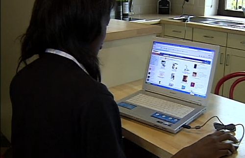 Una mujer delante de un ordenador