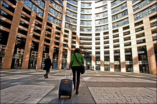 Mujer con la maleta ante el PE en Estrasburgo