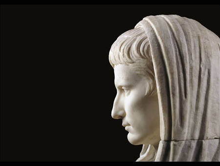 Estatuta de Augusto con túnica