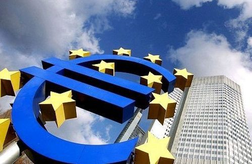 Símbolo del euro en el exterior del BCE