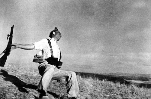 La famosa fotografía de Robert Capa, un miliciano con su escopeta en la mano cae