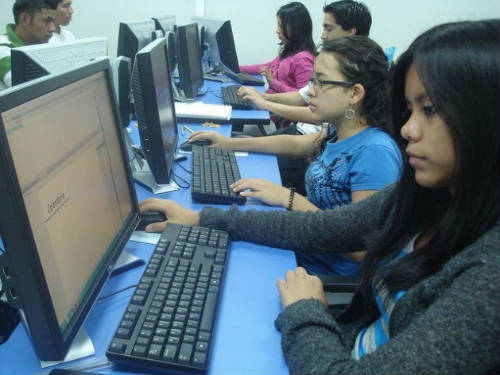 Estudiantes guatemaltecas en Campus Tecnológico