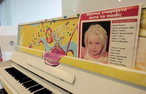 Un cartel con la cara de la niña sobre un órgano