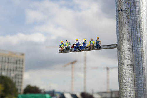 Miniaturas de Slinkachu, trabajadores sobre viga