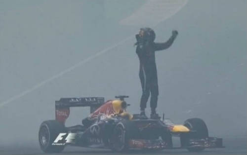 Vettel celebrando el título junto a su coche