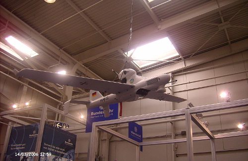 Un drone en un hangar