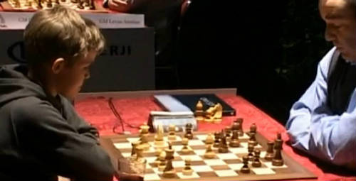 Carlsson y Kasparov en un enfrentamiento en imágenes de archivo